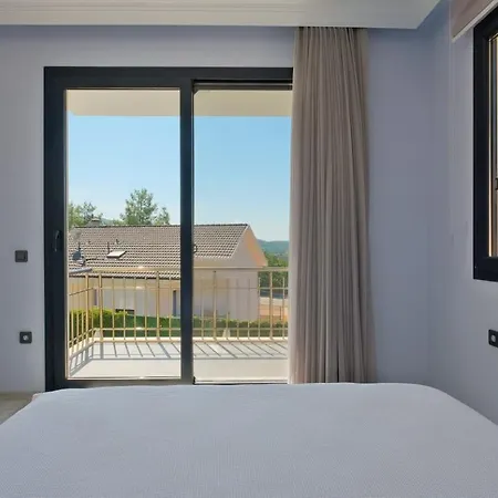 Lotus Yesiluezuemlue Villa *